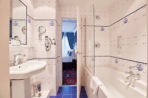 Carlton Ambassador Hotel
