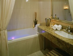 Carriage House Hotel & Conference Centre