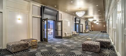 Carriage House Hotel & Conference Centre