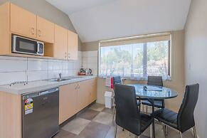 Manuka Crescent Motel