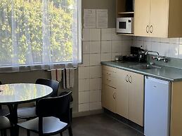 Manuka Crescent Motel