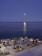 The Cliff Bay, by PortoBay