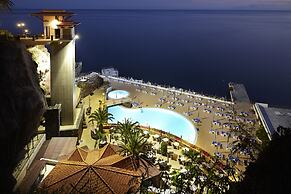 The Cliff Bay, by PortoBay