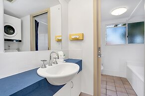 Cairns Reef Apartments & Motel