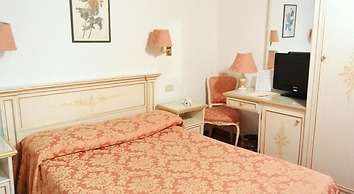 Hotel Ambassador Tre Rose