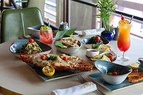 Radisson Blu Hotel, Dubai Deira Creek