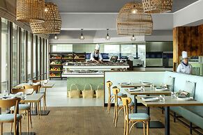 Radisson Blu Hotel, Dubai Deira Creek