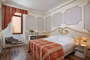 Colomba D'Oro Hotel