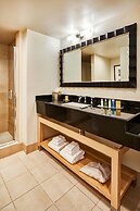 DoubleTree by Hilton Hotel Berkeley Marina