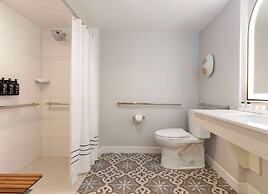 The Singer Oceanfront Resort, Curio Collection by Hilton