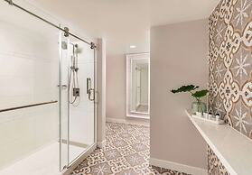 The Singer Oceanfront Resort, Curio Collection by Hilton