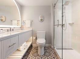 The Singer Oceanfront Resort, Curio Collection by Hilton