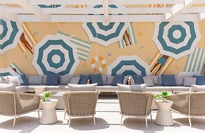 The Singer Oceanfront Resort, Curio Collection by Hilton