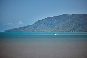 Cairns Harbourside Hotel