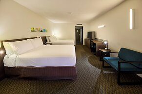 Cairns Harbourside Hotel