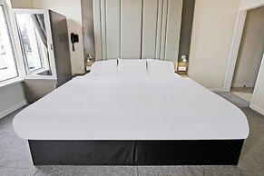 OYO The Baltimore Hotel