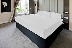 OYO The Baltimore Hotel
