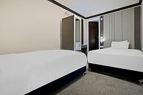 OYO The Baltimore Hotel
