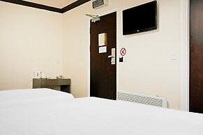OYO The Baltimore Hotel