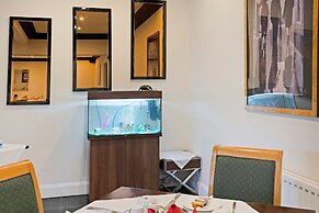 OYO The Baltimore Hotel