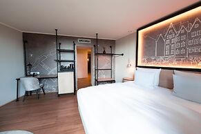 Wasserturm Hotel Cologne, Curio Collection by Hilton