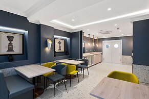 Commodore Hotel