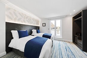 Commodore Hotel