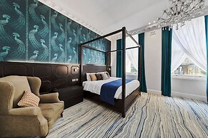 Commodore Hotel