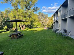 Riverbank Park Motel