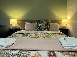 Riverbank Park Motel