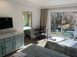Riverbank Park Motel