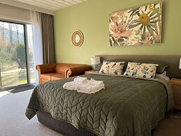 Riverbank Park Motel