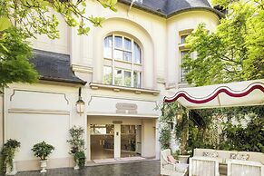 Renaissance Paris Nobel Tour Eiffel Hotel