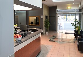 Adelaide Riviera Hotel
