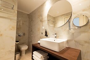 Best Western Plus Embassy Hotel
