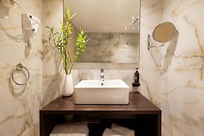 Best Western Plus Embassy Hotel