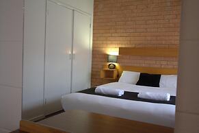 Blue Whale Motor Inn & Apartments