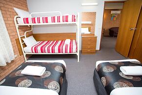 Blue Whale Motor Inn & Apartments