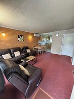 Blue Whale Motor Inn & Apartments