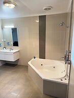 Blue Whale Motor Inn & Apartments