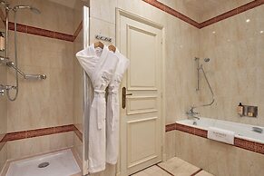 Hotel Raphael