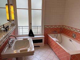 Hotel Raphael