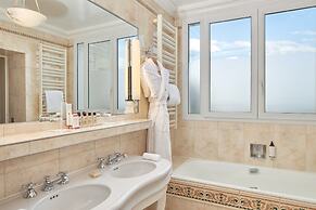 Hotel Raphael