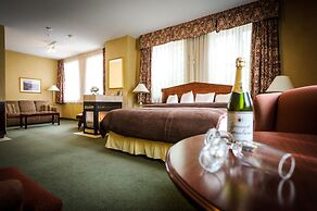 Peterborough Inn & Suites Hotel
