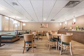 Quality Inn & Suites Downtown Windsor