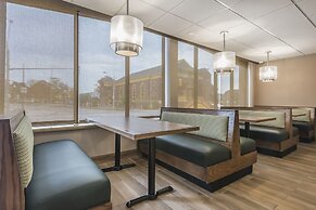 Quality Inn & Suites Downtown Windsor