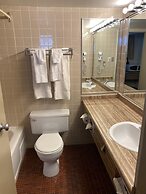 Ramada by Wyndham Thunder Bay Airlane Hotel