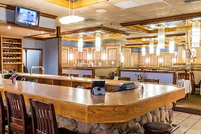 Ramada by Wyndham Thunder Bay Airlane Hotel