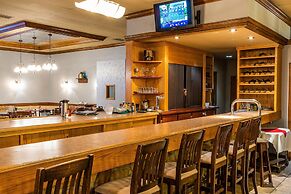 Ramada by Wyndham Thunder Bay Airlane Hotel