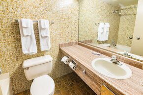 Ramada by Wyndham Thunder Bay Airlane Hotel